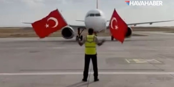 Ağrı Havalimanı’nda 30 Ağustos coşkusu: Marshallerlardan Türk bayraklı karşılama