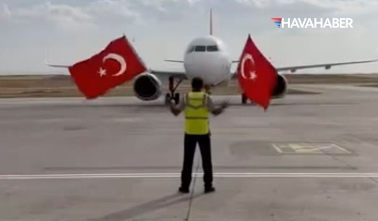 Ağrı Havalimanı’nda 30 Ağustos coşkusu Marshallerlardan Türk bayraklı karşılama