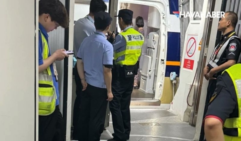 Singapore Airlines uçağında tuvalette sigara içti! Şanghay’da polis gözaltına aldı