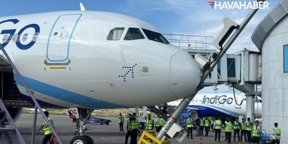 IndiGo uçağı Srinagar’da park sırasında VDS direğine çarptı