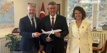 Smartwings’in Pegasus’a devrinin tamamlanmasının ardından şirket yönetimine getirilen Emre Pekesen ve Nur Karabacak, Prag Büyükelçisi Metin Feyzioğlu’nu ziyaret etti.